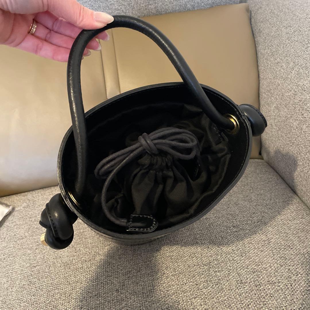 VIOLAd'ORO イタリアンスムースレ ザーノットハンドル バケツ型バッグ