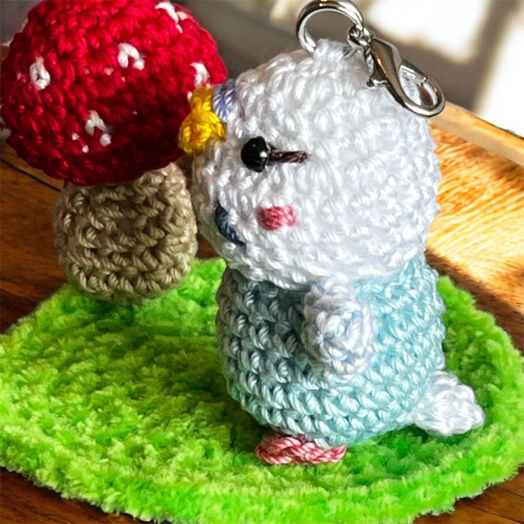 あみぐるみセキセイインコ(白・水色)のキーホルダー - メルカリ