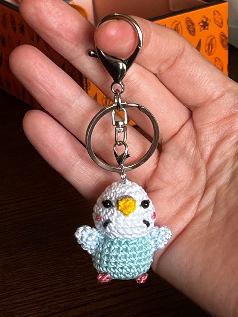 あみぐるみセキセイインコ(白・水色)のキーホルダー - メルカリ