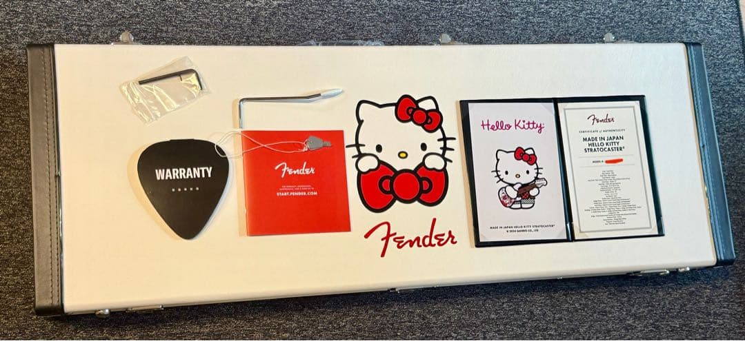 Fender Hello Kitty Stratocaster Fuzz セット