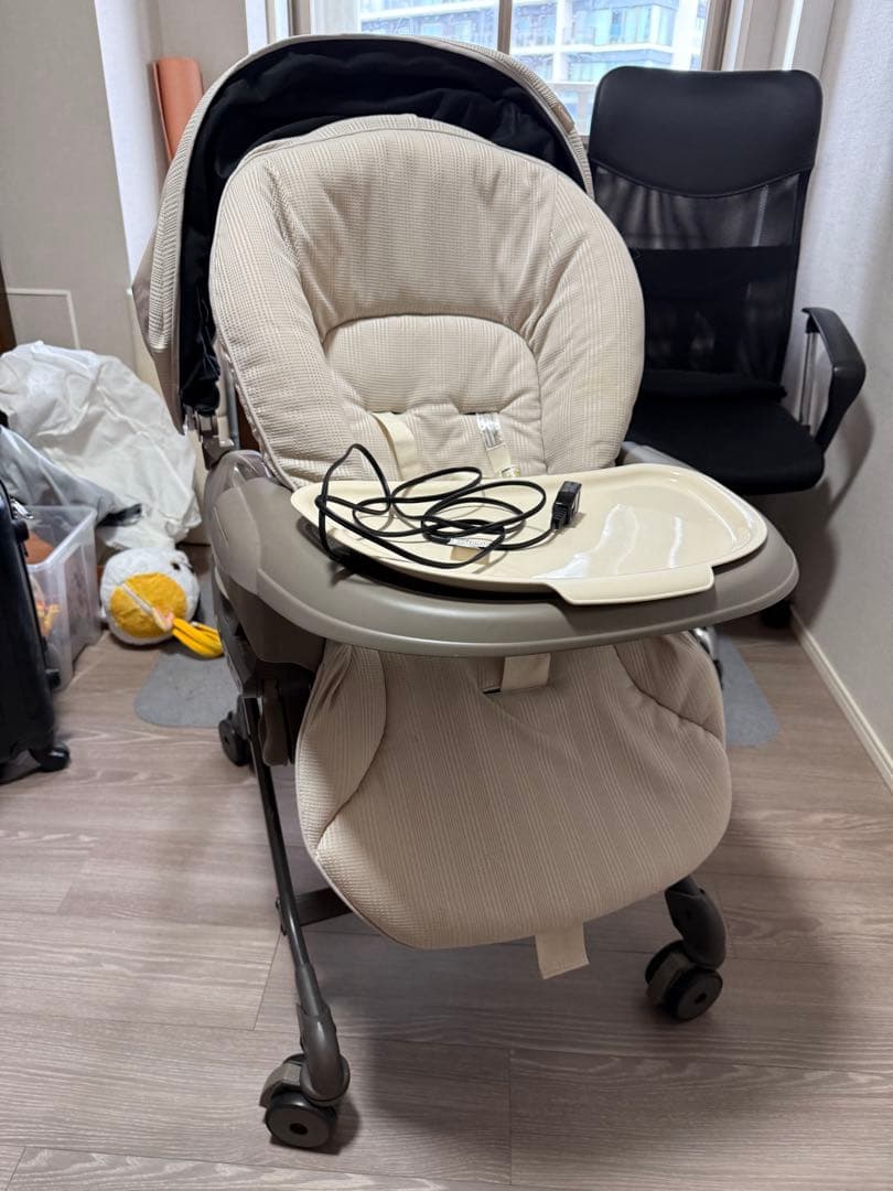 電動　クリーム色 チャイルドシート 調整可能