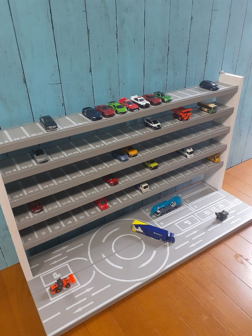 ひひひ　8段150台ロータリー交差点付きトミカ収納棚