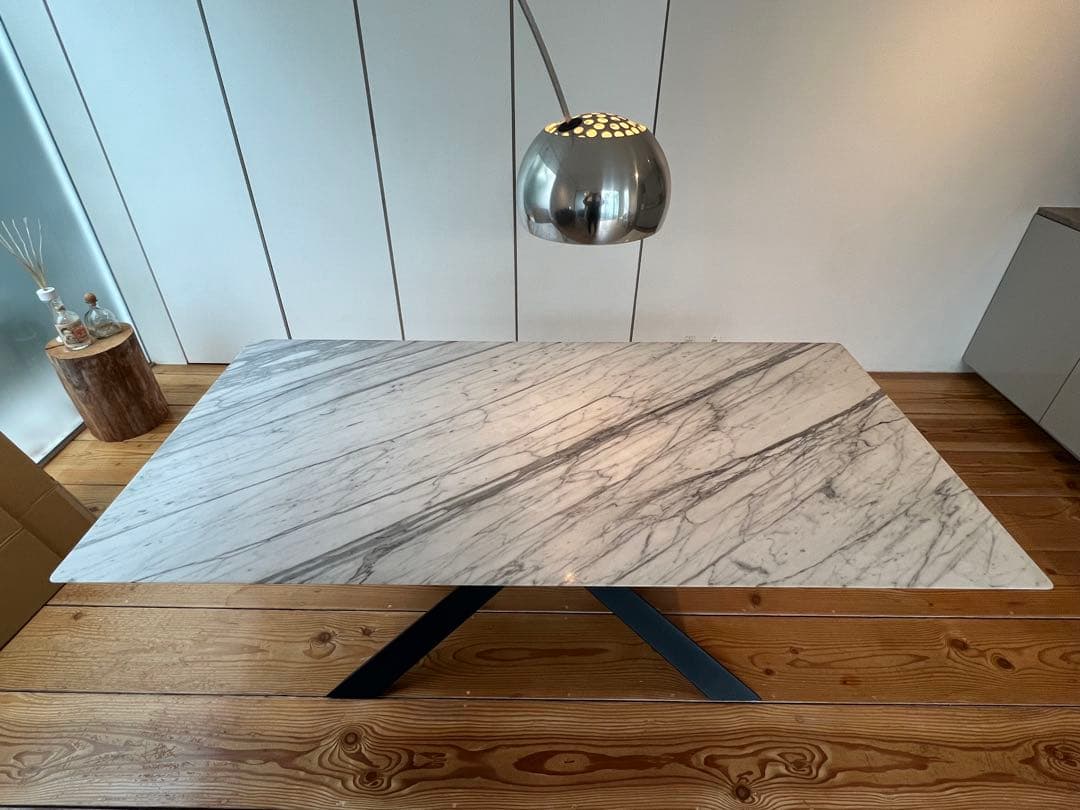 天然大理石のダイニングテーブル