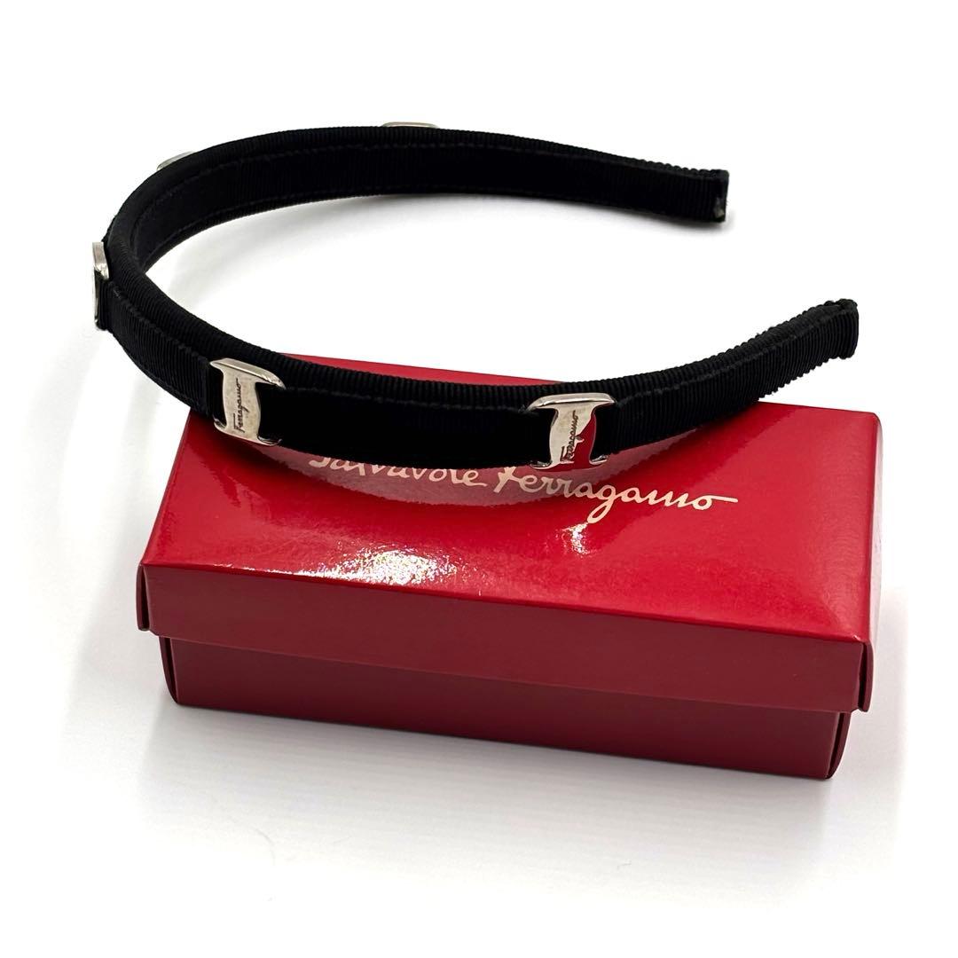 フェラガモ カチューシャ 黒 シルバー金具 ロゴ