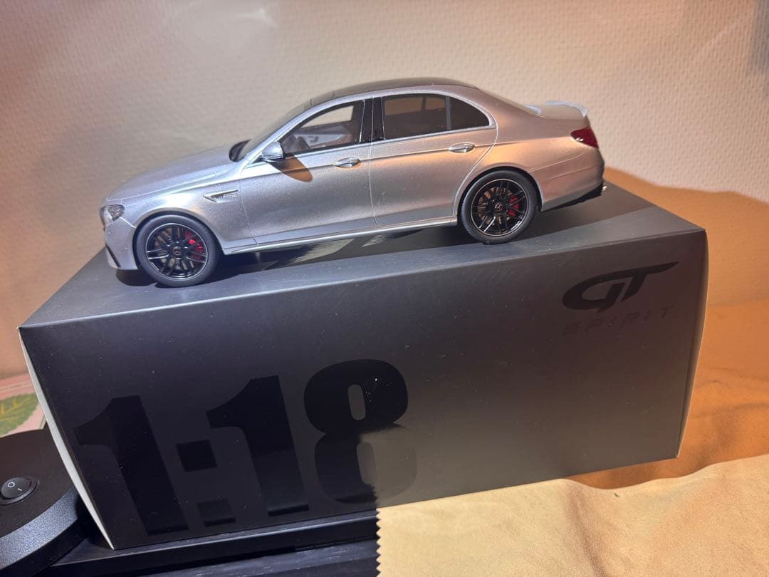 Mercedes-Benz AMG E63 セダン ミニカー1/18
