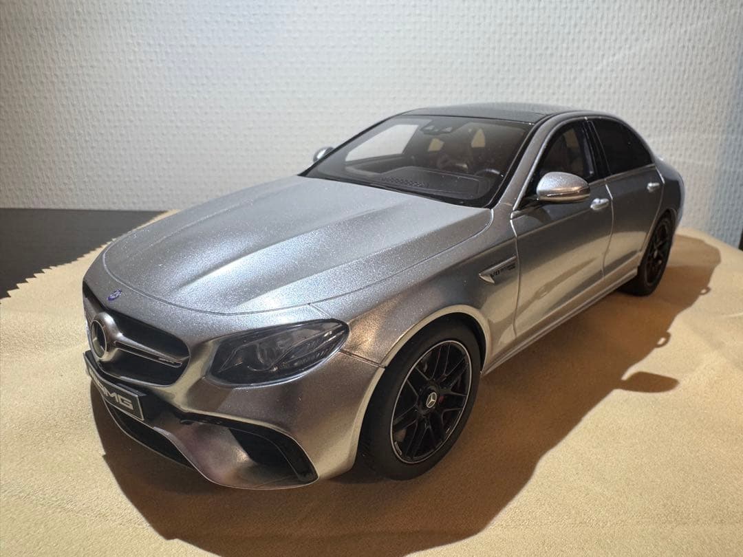 Mercedes-Benz AMG E63 セダン ミニカー1/18