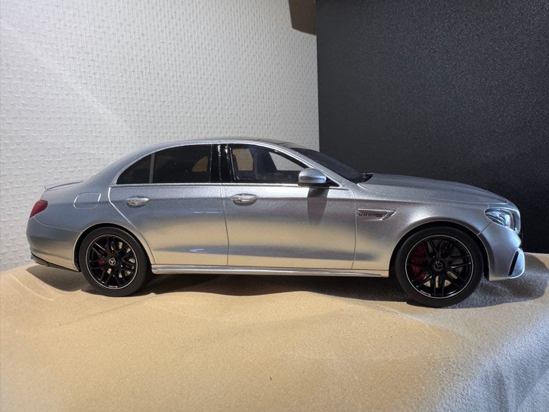 Mercedes-Benz AMG E63 セダン ミニカー1/18