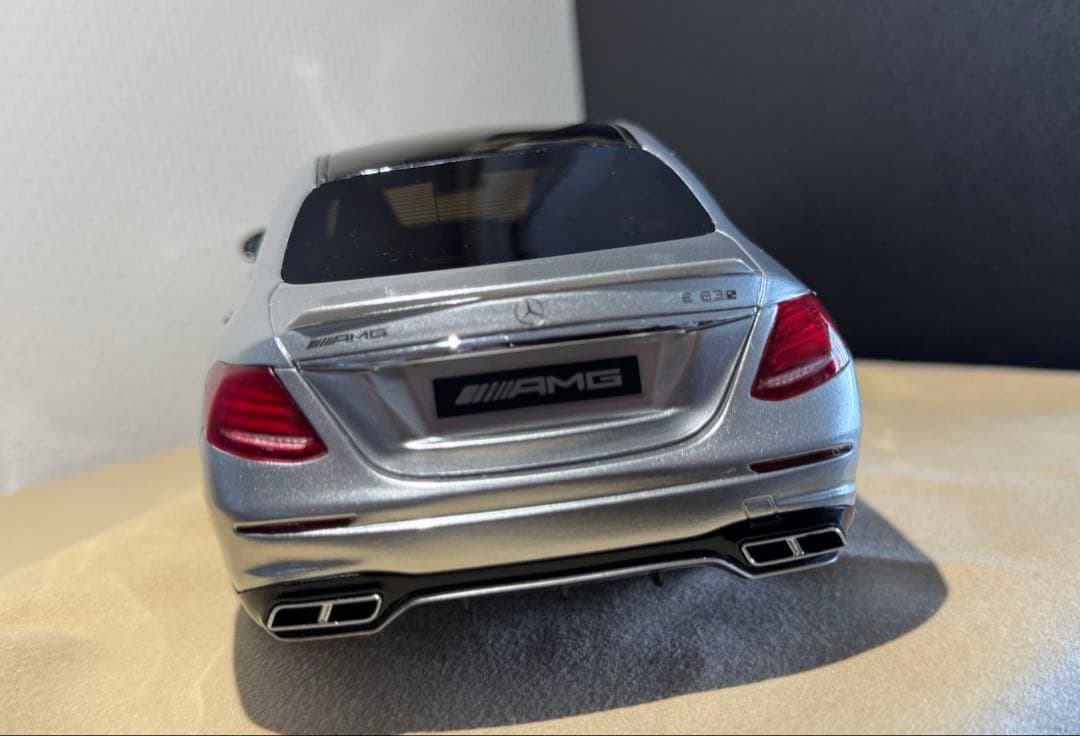 Mercedes-Benz AMG E63 セダン ミニカー1/18