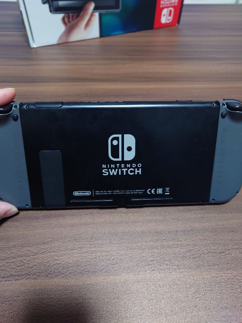 スイッチ本体 マリオカート8デラックス 赤のジョイコン・充電器・ハンドル付き