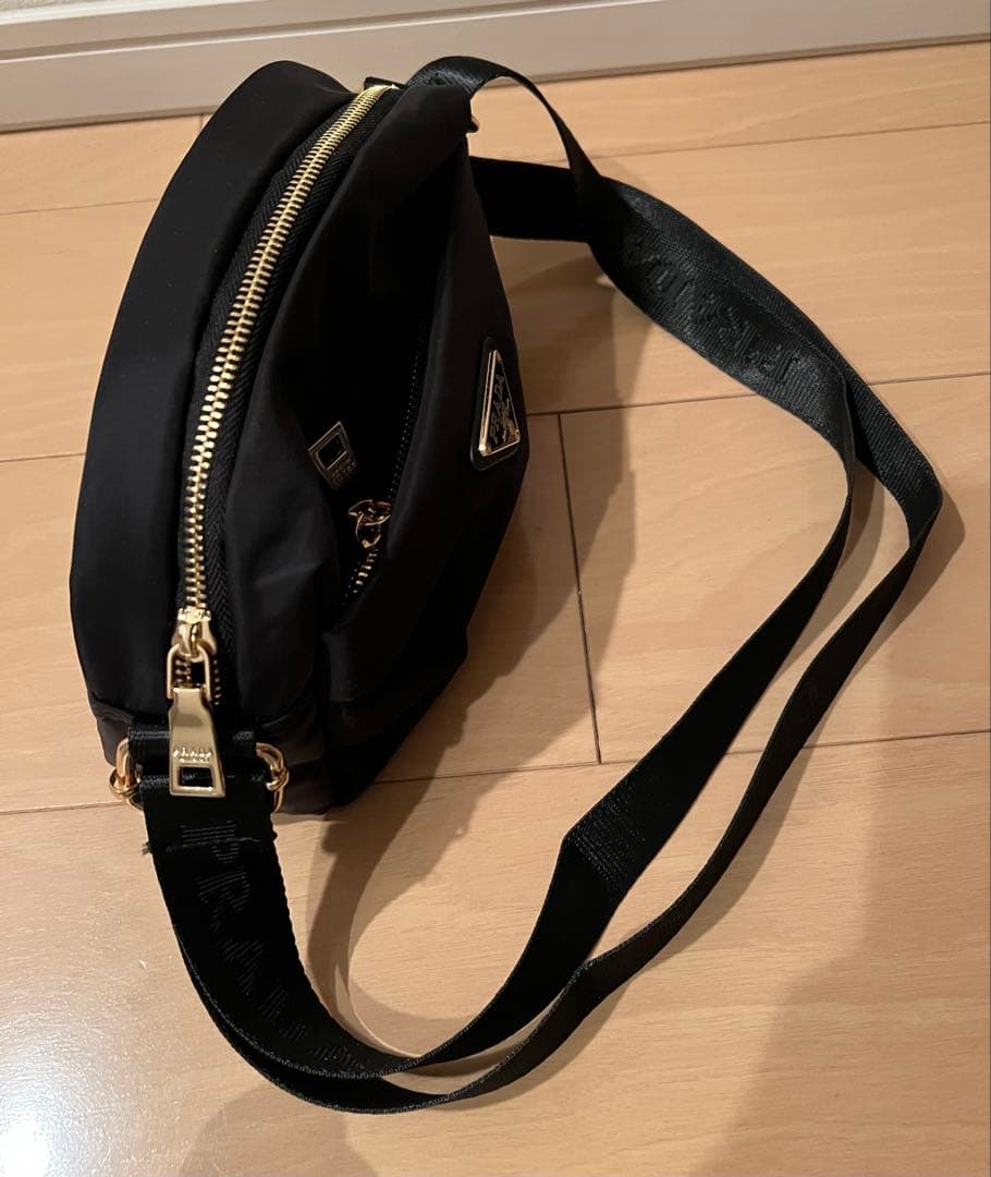 お値下げ中♡早い者勝ちPRADA ブラックショルダーバッグ　新品未使用♡