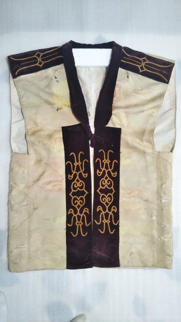 アイヌ衣装!豪華金色刺繍 樹皮衣や木綿衣に施された美しい刺繍や 装飾品で触れるアイヌの美意識