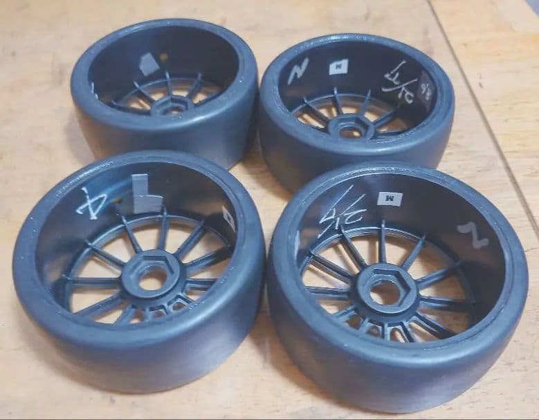 ＧＴクラス用（インファーノＧＴなど）タイヤ　７セットプラス　おまけタイヤ