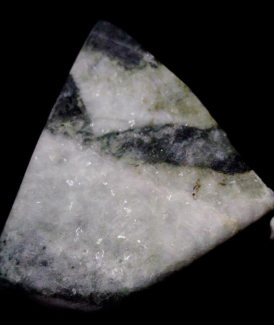 ☆翡翠原石☆稀少！下仁田翡翠【カチ割り・5面磨き577g】 - メルカリ