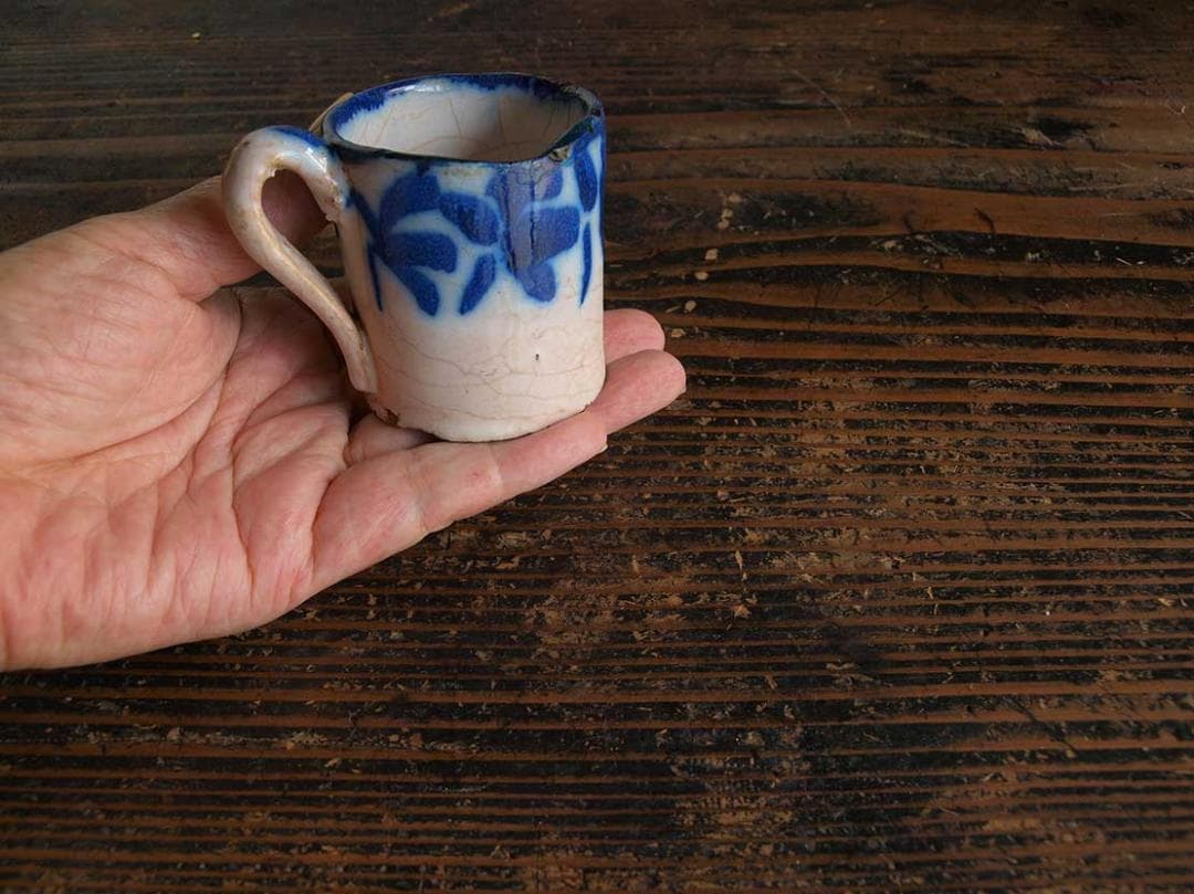 青い模様の小さなカップ マニセス ムエル ブリュロカップ スペイン古陶