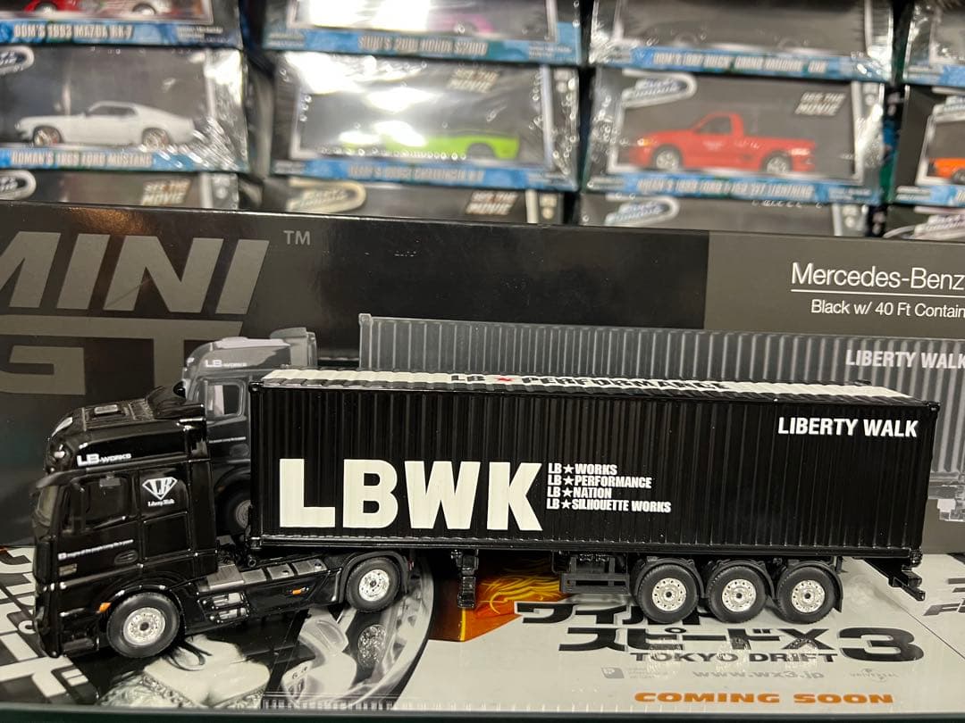 ミニカー MINI GT Mercedes-Benz Actros LBWK Amazon.com: MINI GT - Mercedes-Benz Actros w/Racing Transporter
