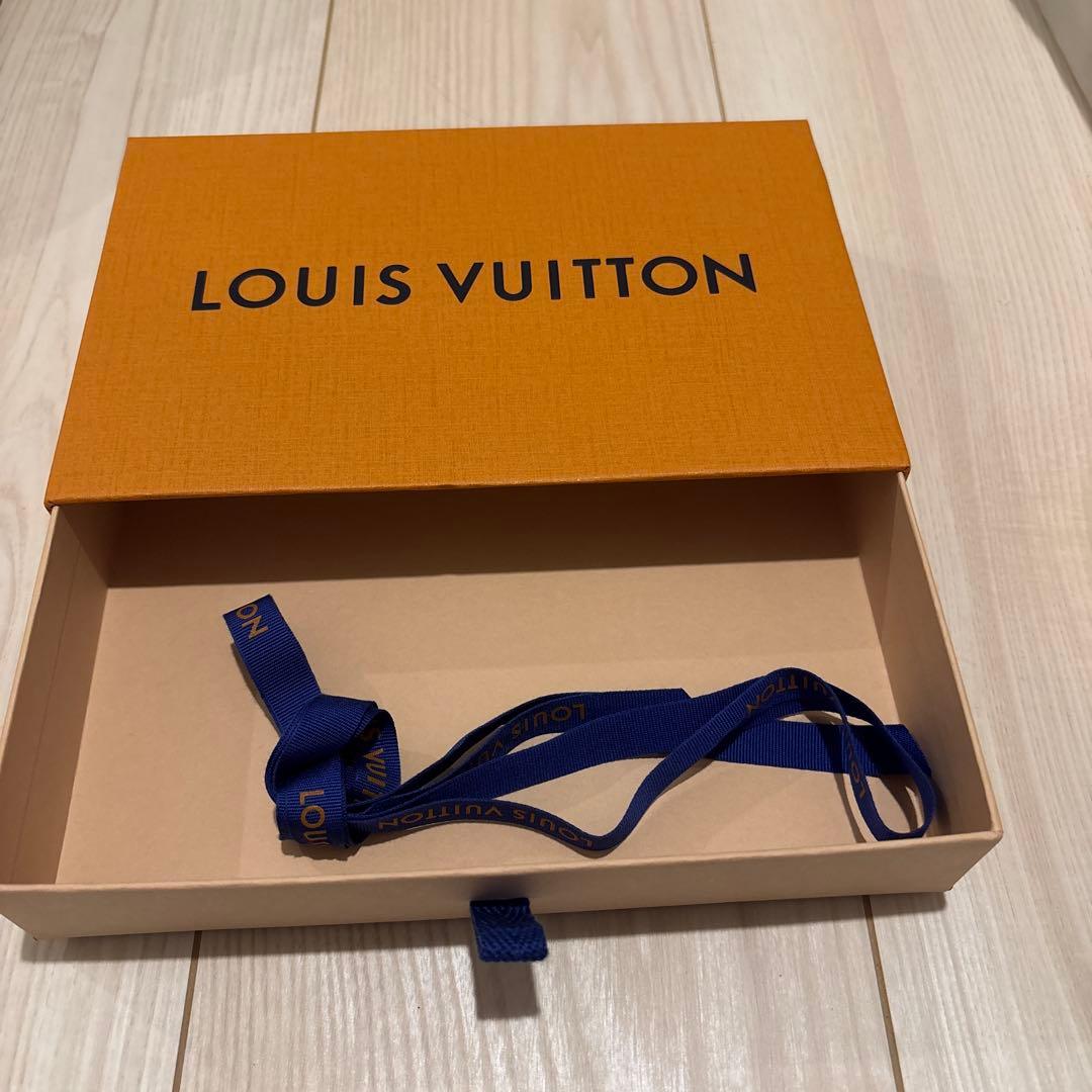 LOUIS VUITTON ボックスと布袋セット、リボンとメッセージカード付き