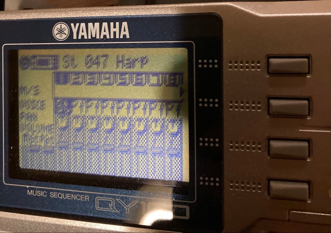 ヤマハYamaha QY100 音楽シーケンサー