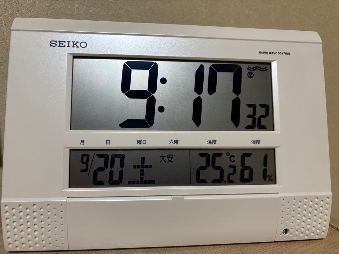 KIKORI NAGANO 木製掛け時計 植物モチーフ 信州カラマツ製