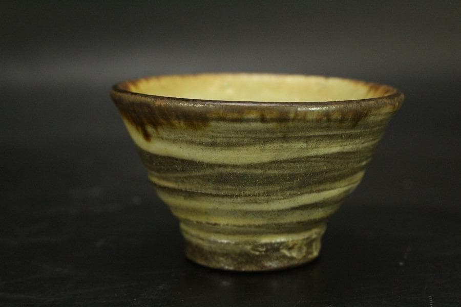 金城次郎 壷屋焼 ぐい呑 共箱 人間国宝 魚紋 美品(メ1269)