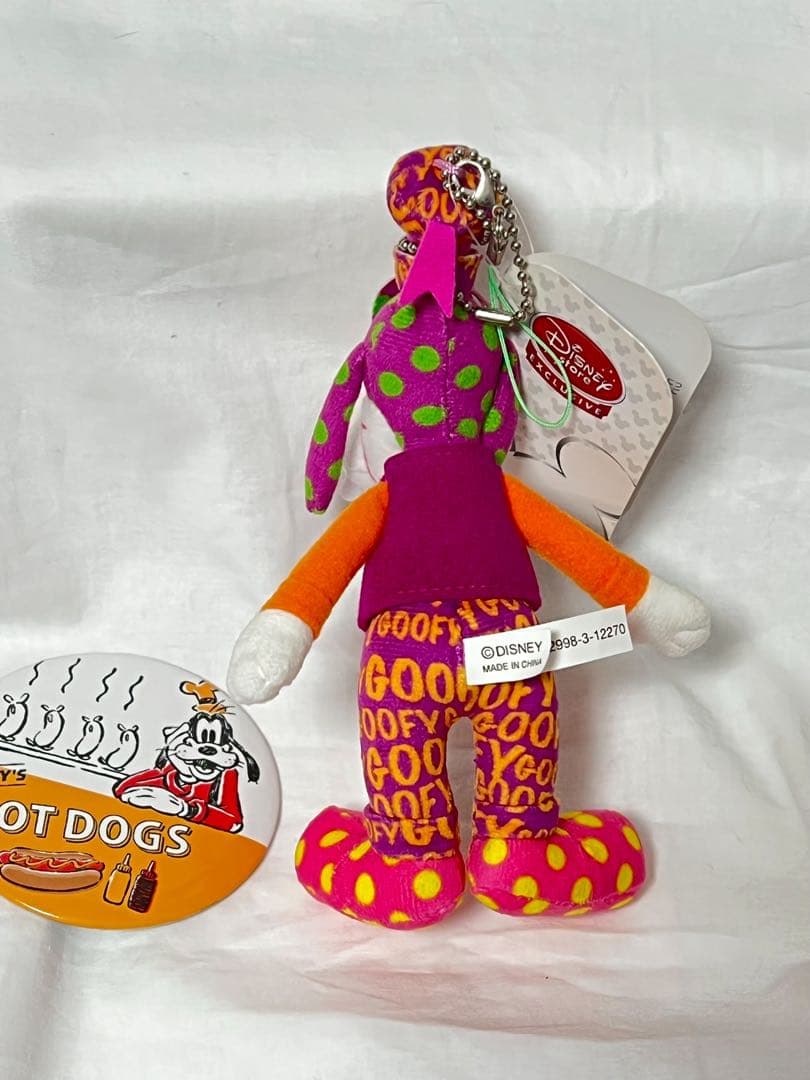 匿名配送/激レア グーフィー ぬいぐるみキーチェーン＋缶バッジ ディズニーストア