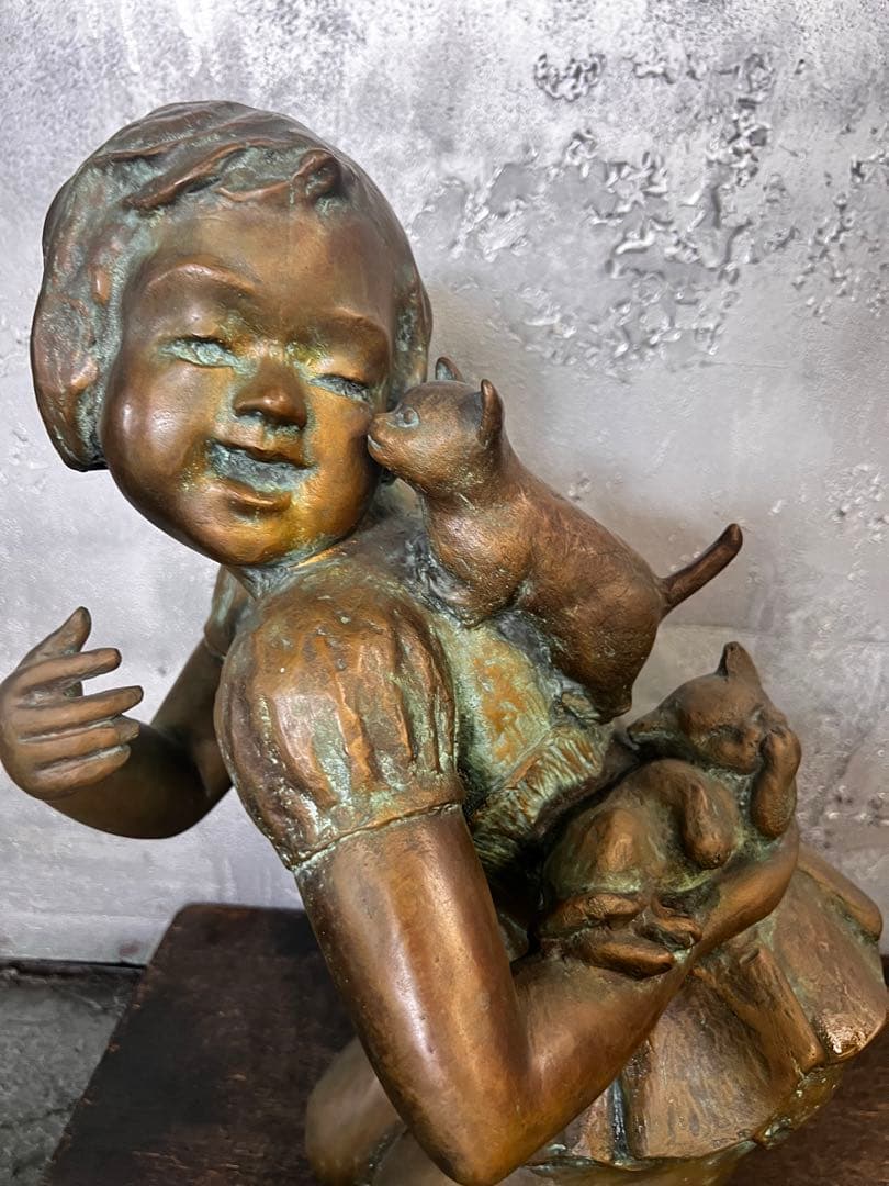 少女と猫のブロンズ彫刻 猫を背負ってる女の子