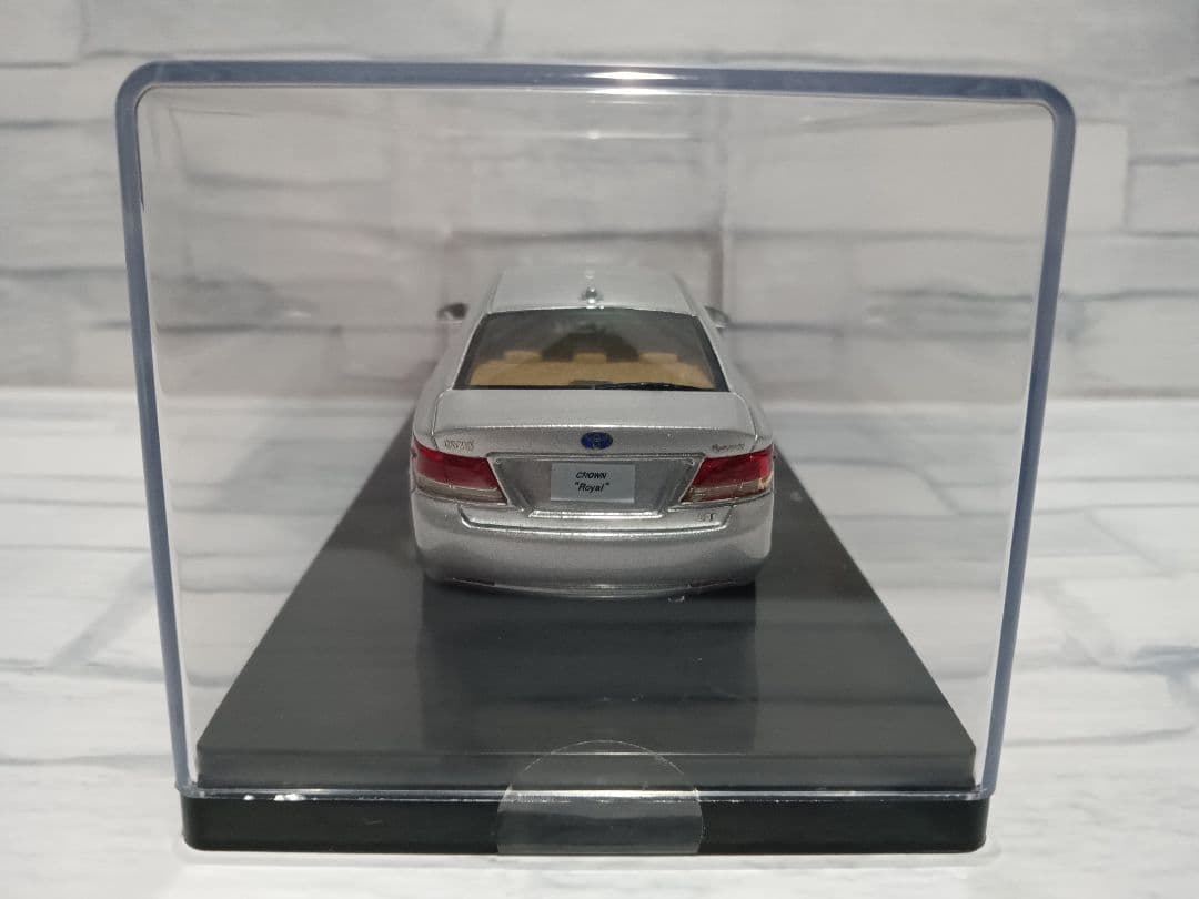 1/43　トヨタ　クラウン　ロイヤルサルーン　ミニカー　プレシャスシルバー
