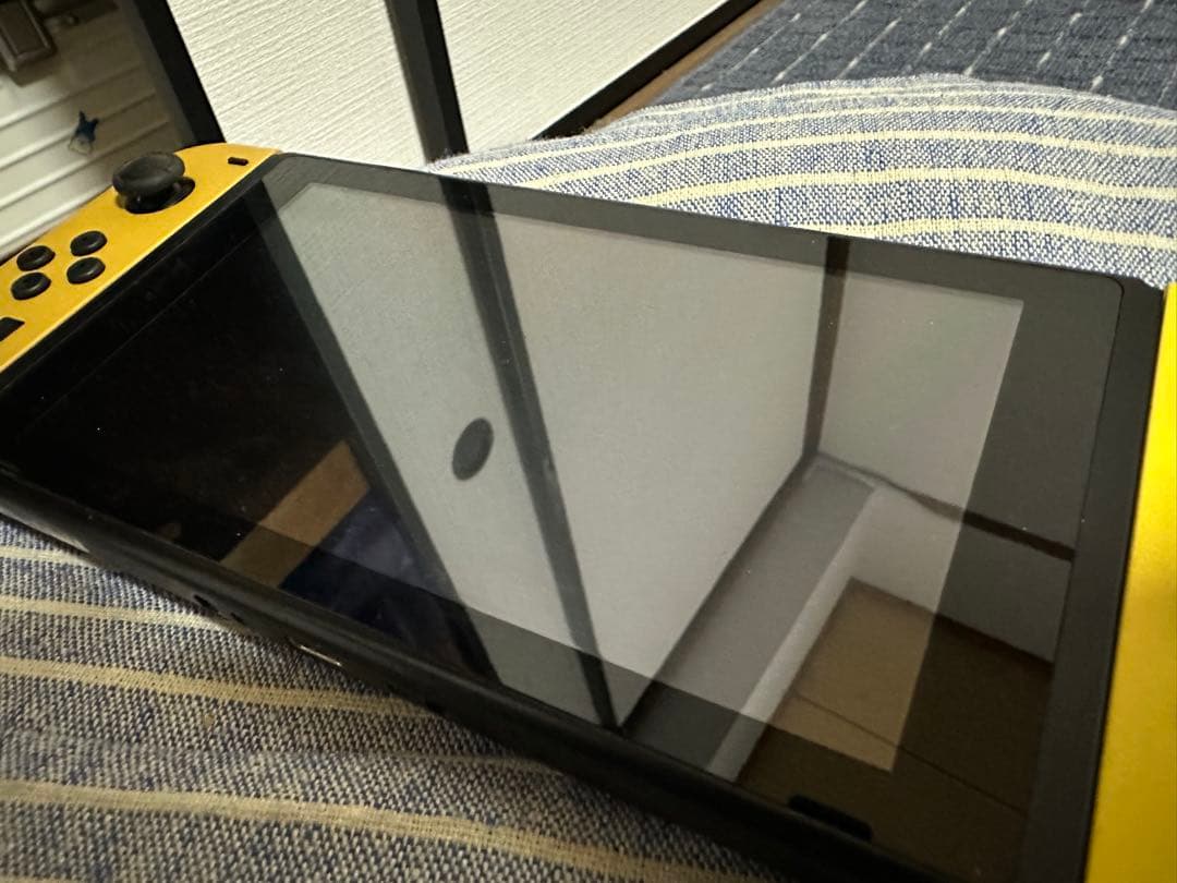 Nintendo Switch 本体【Joyconのみピカブィ】