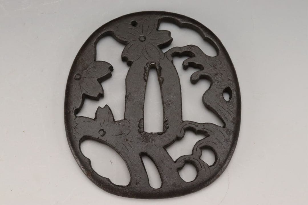 無銘 土佐明珍 波濤桜花透鐔 障泥形 鉄地 地透毛彫 丸耳 保存刀装具鑑定書