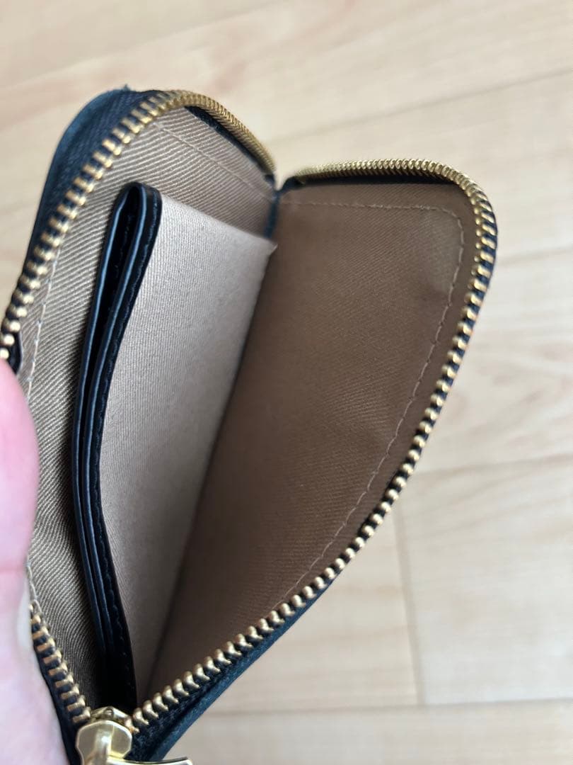 our スリムなレザーミディアム財布