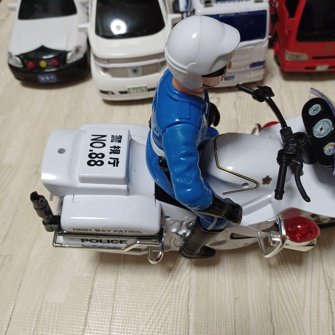 消防車、救急車、はしご車、パトカー、白バイ、ゴミ収集車、バスの計10