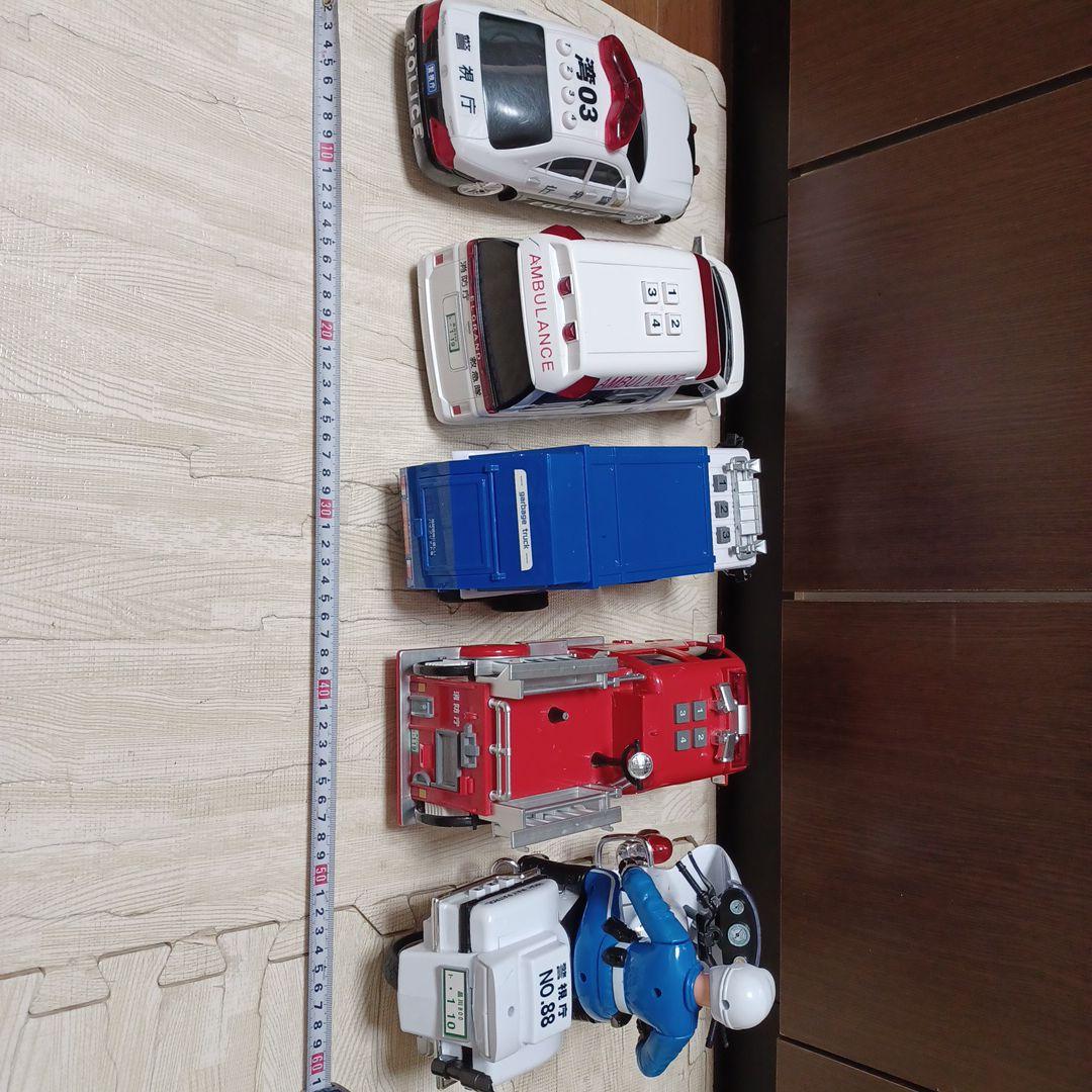 消防車、救急車、はしご車、パトカー、白バイ、ゴミ収集車、バスの計10