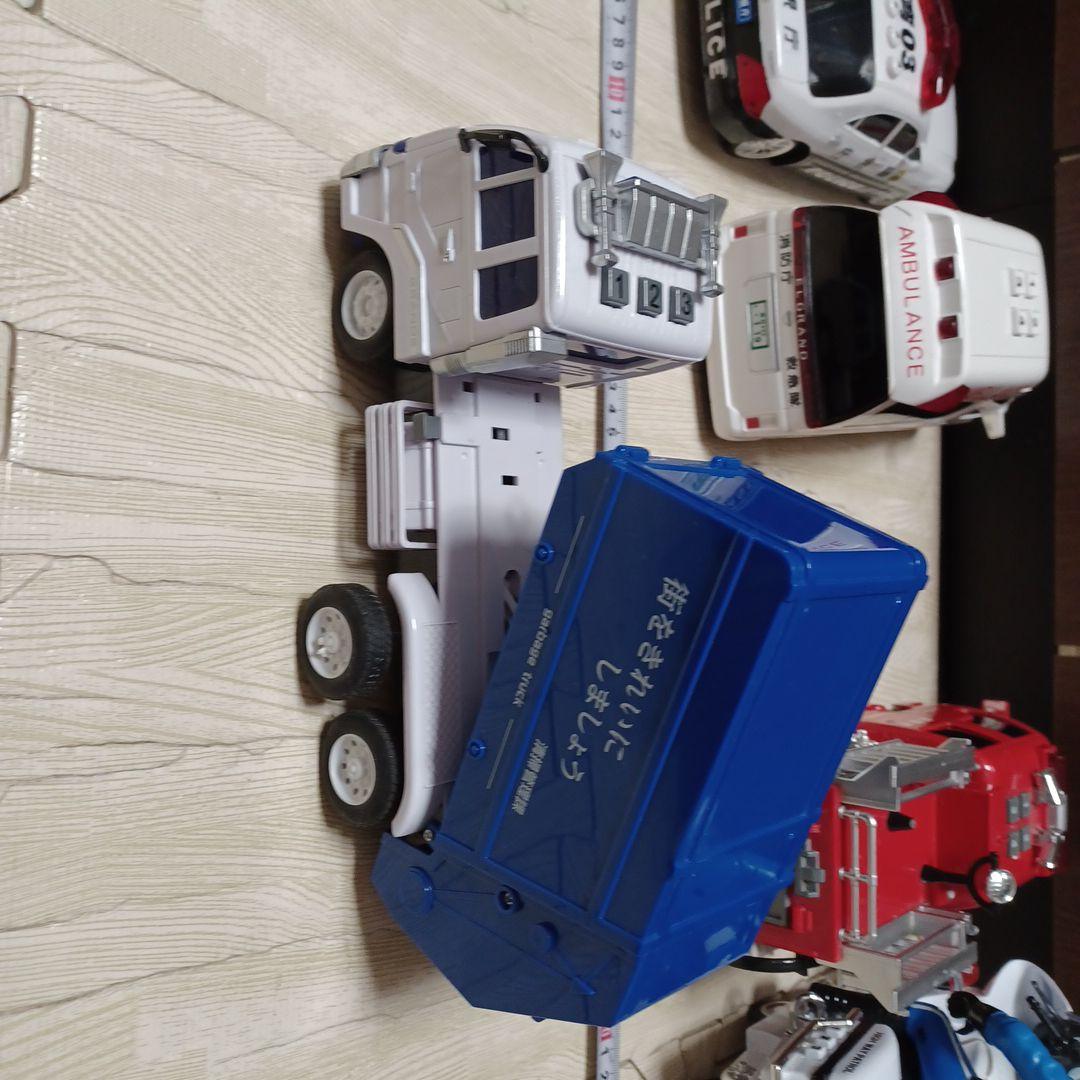 消防車、救急車、はしご車、パトカー、白バイ、ゴミ収集車、バスの計10