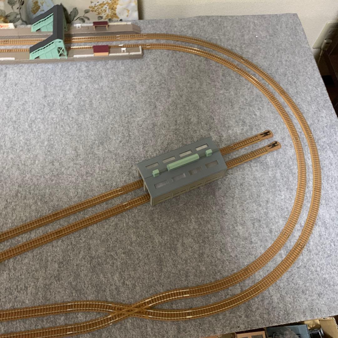 Nゲージ　トミックス製　跨線橋と機関庫のある複線ローカルレイアウトセット！