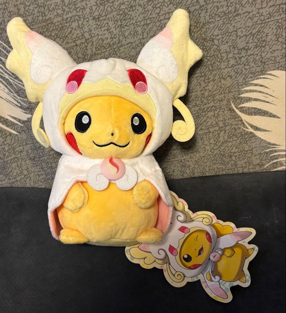 ポケモン メガタブンネのポンチョを着た ピカチュウ ぬいぐるみ タグ付き m26718016269_1.jpg?1701314904