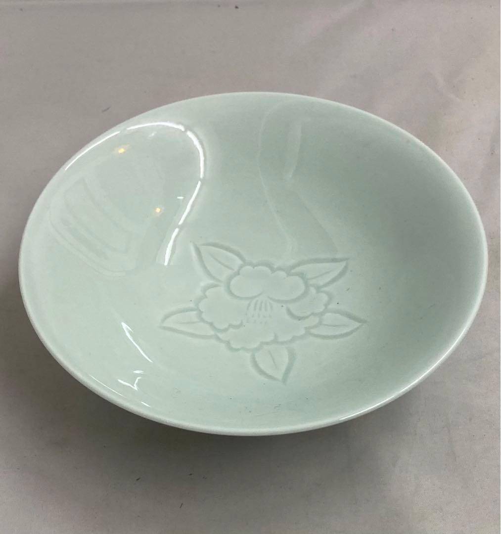 B139b  井上萬二　青白磁彫椿見込平茶碗　彫銘在　深皿　向付 箱は無し