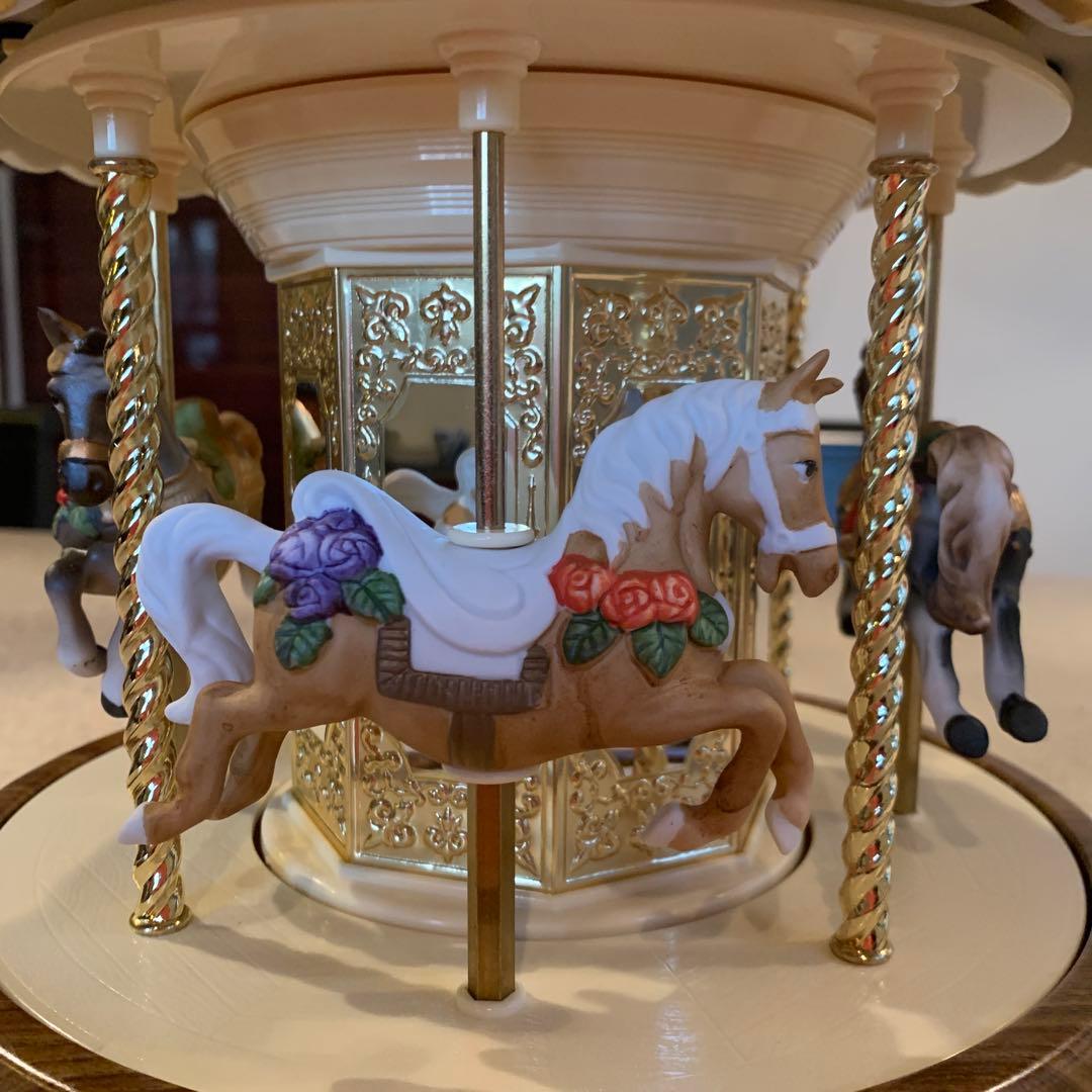 【新品　未使用】小樽　メリーゴーランド オルゴール　高さ36cm横幅25cm