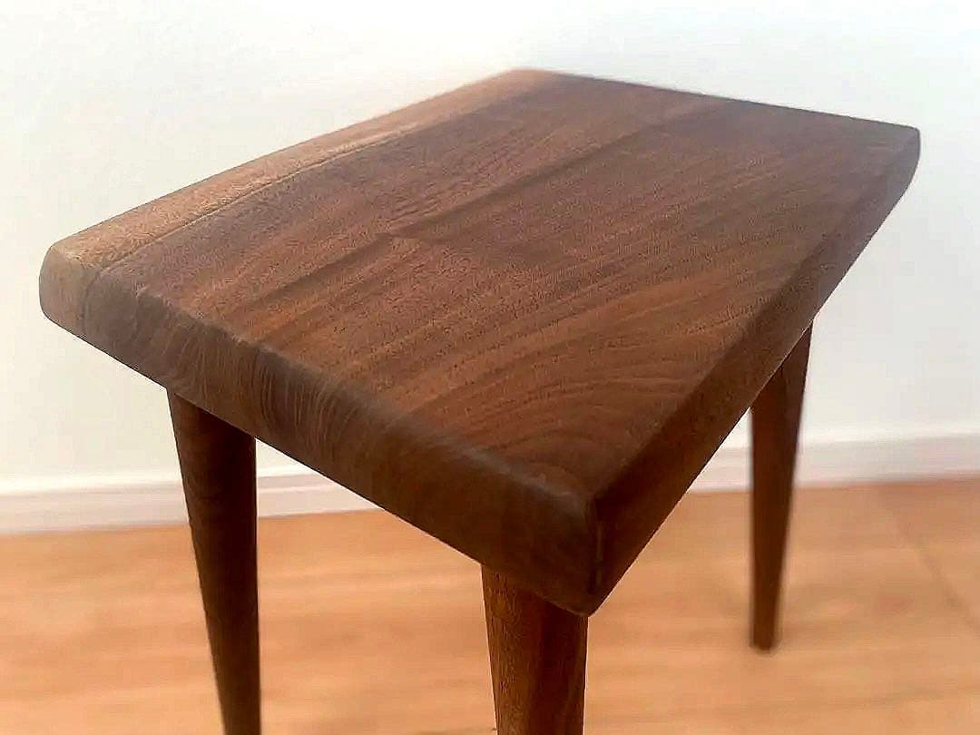 ブラックウォールナットの耳付きスツール