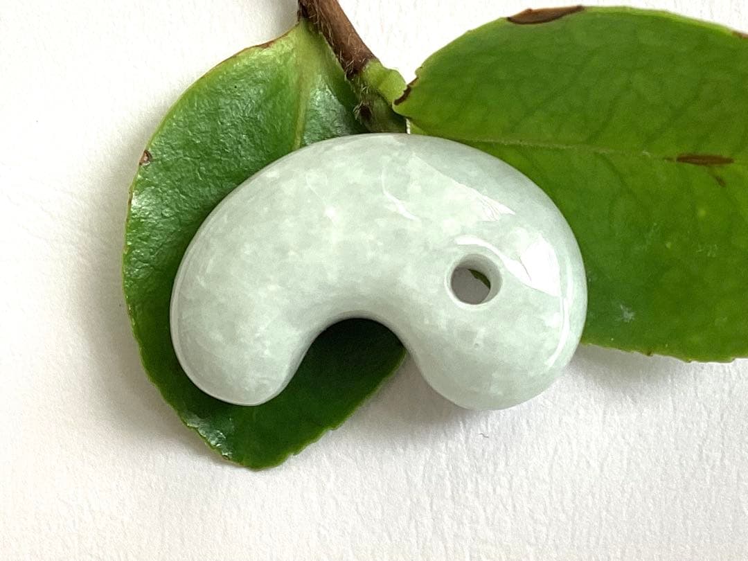 今回の原石大当たり‼️極上*氷*糸魚川翡翠勾玉アイスジェイド 幸運御