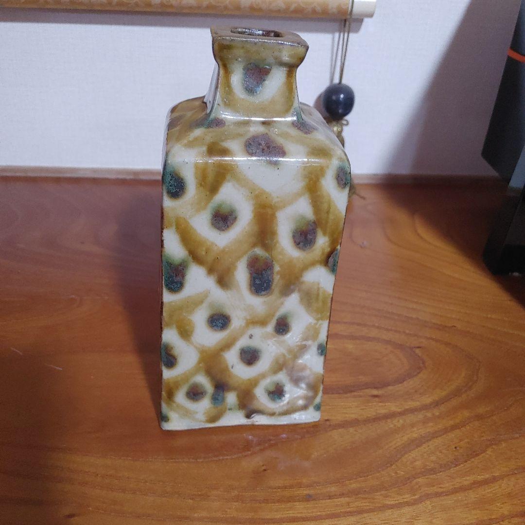 茶色と緑の斑点模様の陶器瓶