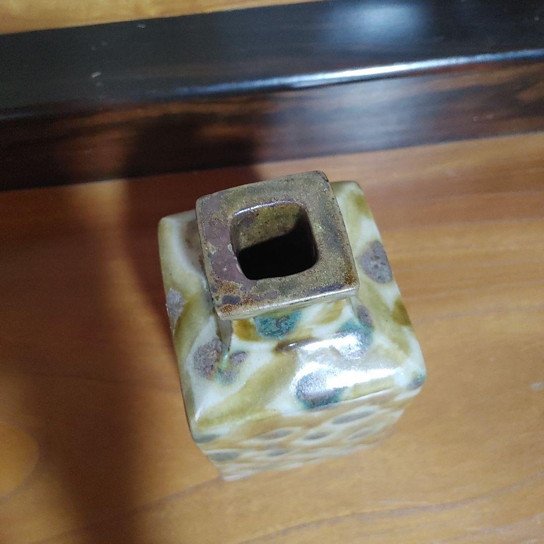 茶色と緑の斑点模様の陶器瓶