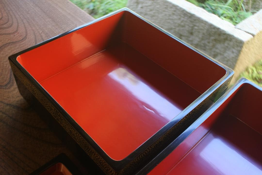 デッドストック！上質内朱黒漆に極上菊沈金の映える輪島塗二段重（検重箱お重