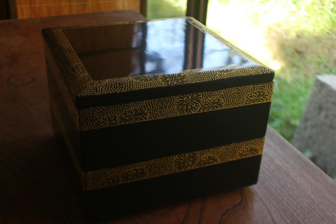 デッドストック！上質内朱黒漆に極上菊沈金の映える輪島塗二段重（検重箱お重