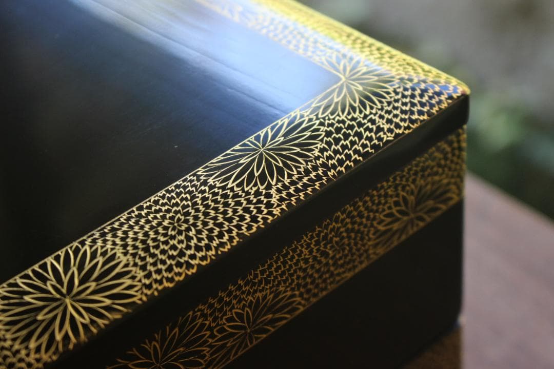 デッドストック！上質内朱黒漆に極上菊沈金の映える輪島塗二段重（検