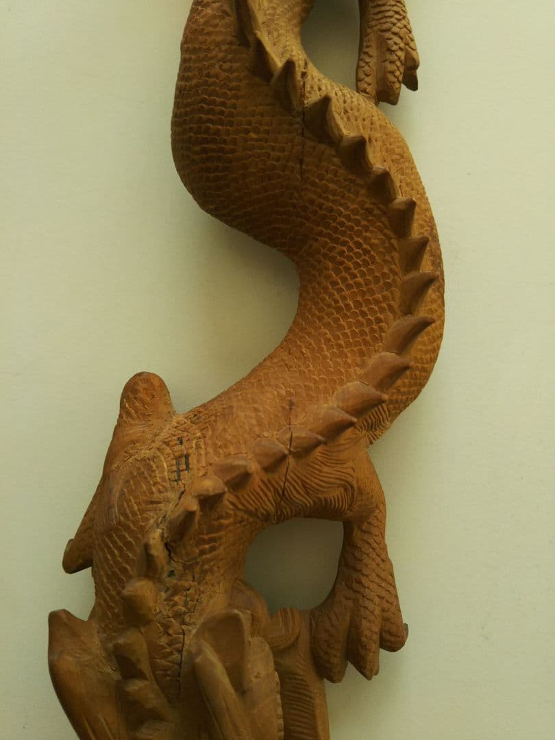 BALI島の白檀の龍神（ナーガ）の木彫り。
