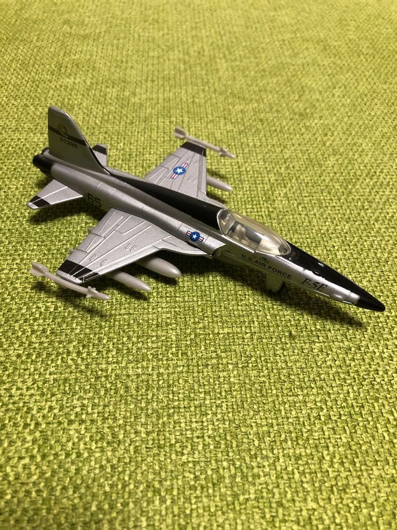 戦闘機　模型　F-5   タイガー
