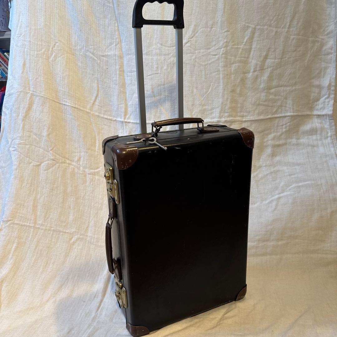 グローブトロッター　 黒いキャリーケース中型 センテナリー XLトランク ブラック＆ゴールド | グローブ・トロッター