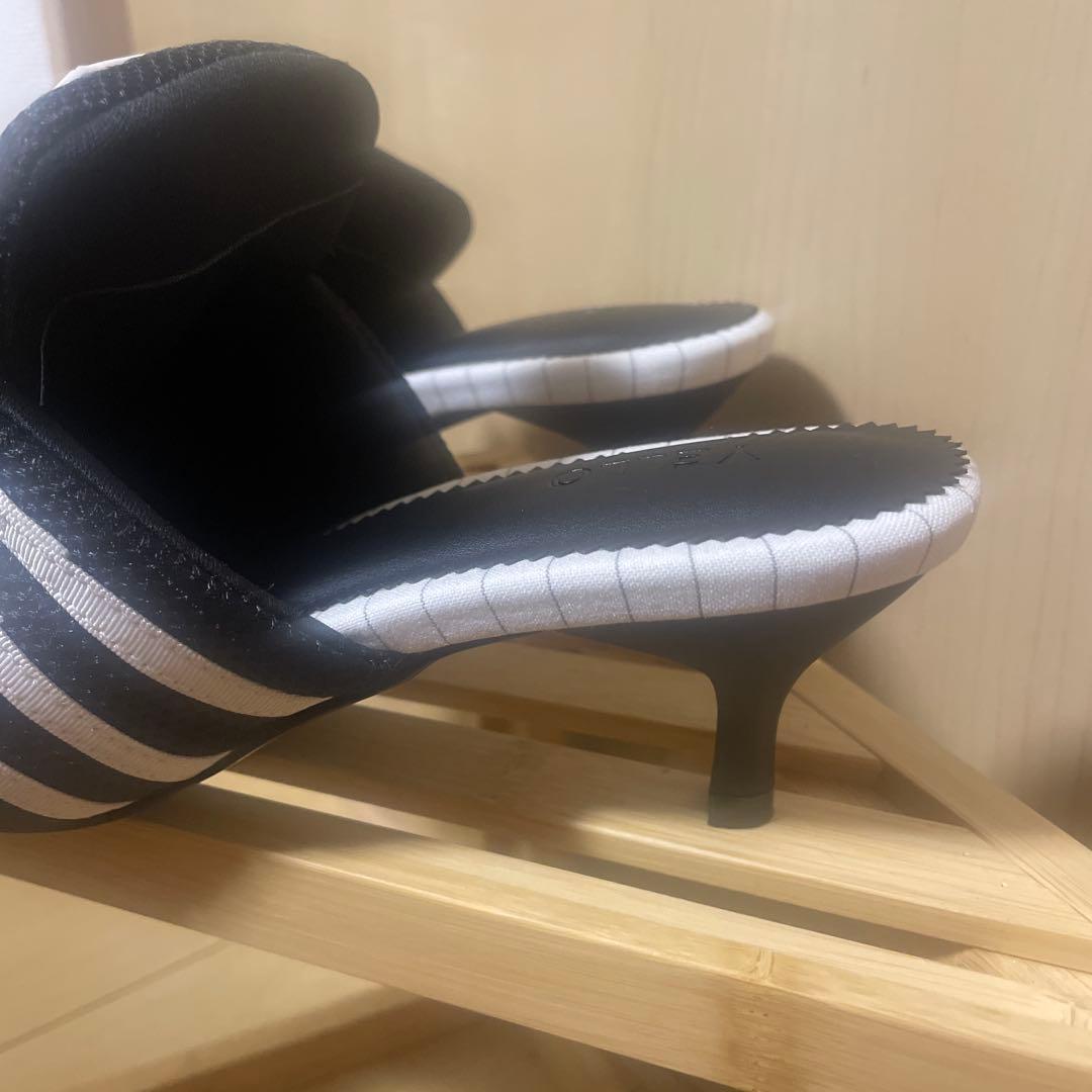 YELLO ブラック ポインテッドトゥ ミュール M