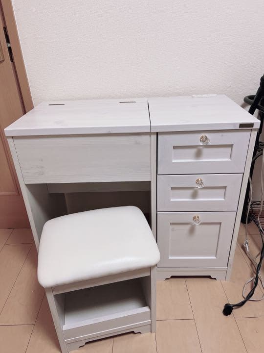 ドレッサーとデスクがひとつになった一台二役のドレッサーデスク