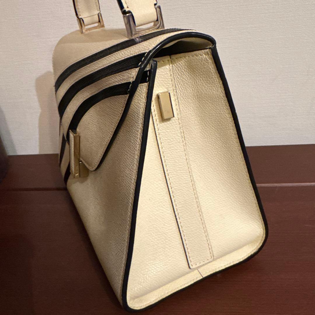 V alextra エレガントなアイボリーとブラックのハンドバッグ