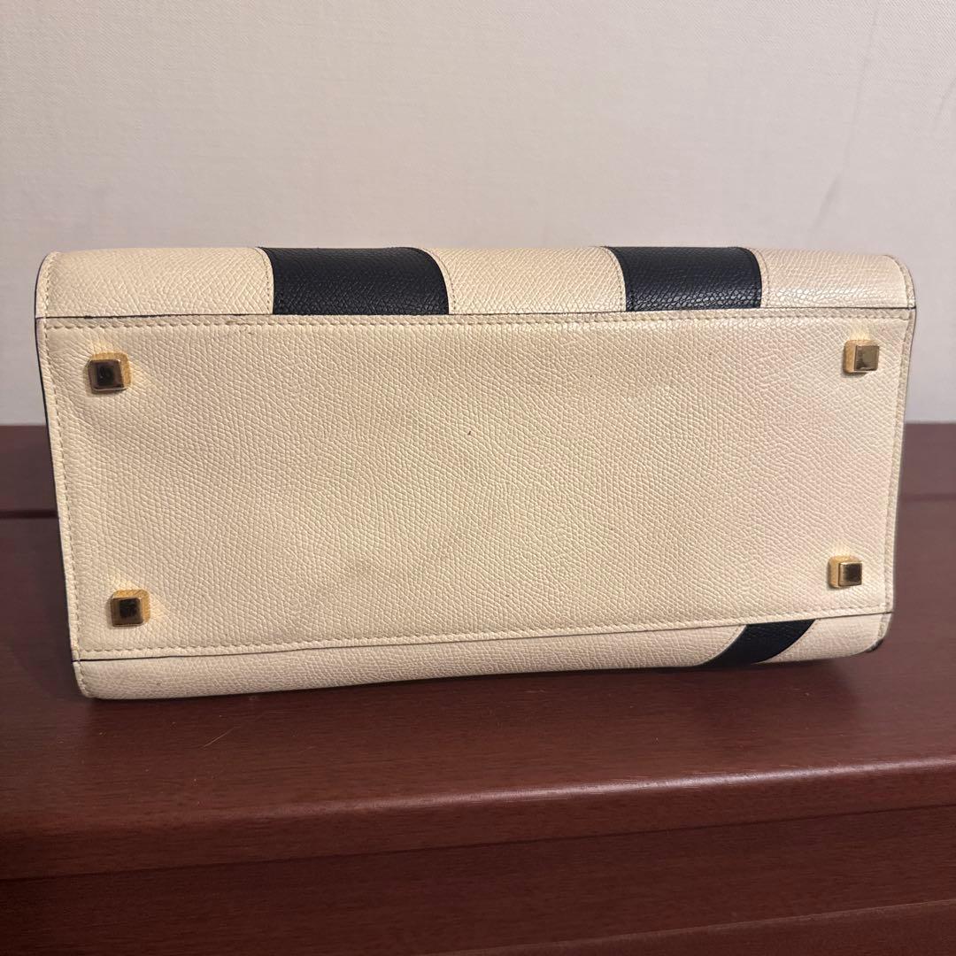 V alextra エレガントなアイボリーとブラックのハンドバッグ